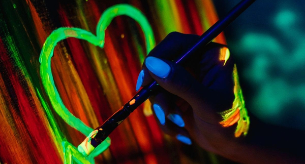 Zážitkové malování ve tmě ArtMoment svítícími neonovými barvami ArtNeon