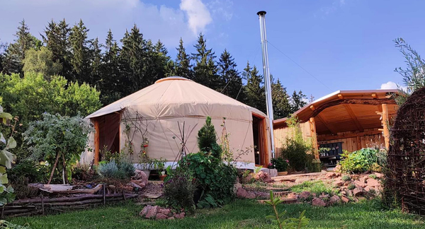 Úžasný wellness glamping v jurtě na samotě v srdci Podkrkonoší s exkluzivním grilovacím košem pro 2 osoby na 2 noci