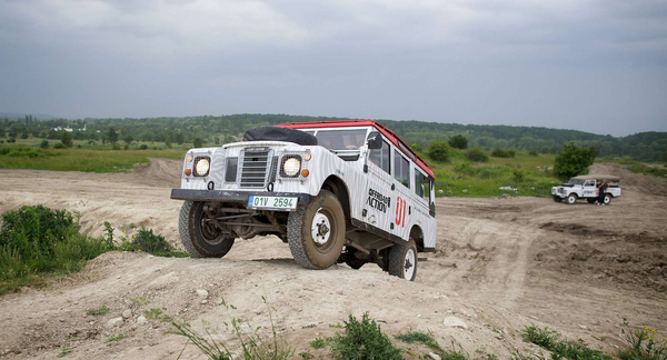 Základy offroadové jízdy v legendárním Land Roveru nebo Mercedesu G + pasažér ZDARMA