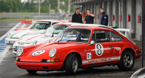 Jízda v Porsche 911 na závodím okruhu v Třinci: Vyberte si z 5 modelů Porsche a zažijte jízdu snů!