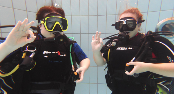 Zkušební ponor s přístrojem v potápěčské jámě v Praze